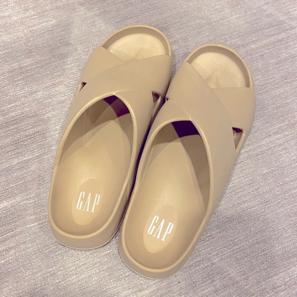 Gap Pool Pillow Slides (Size 7) - Picture 2 of 3